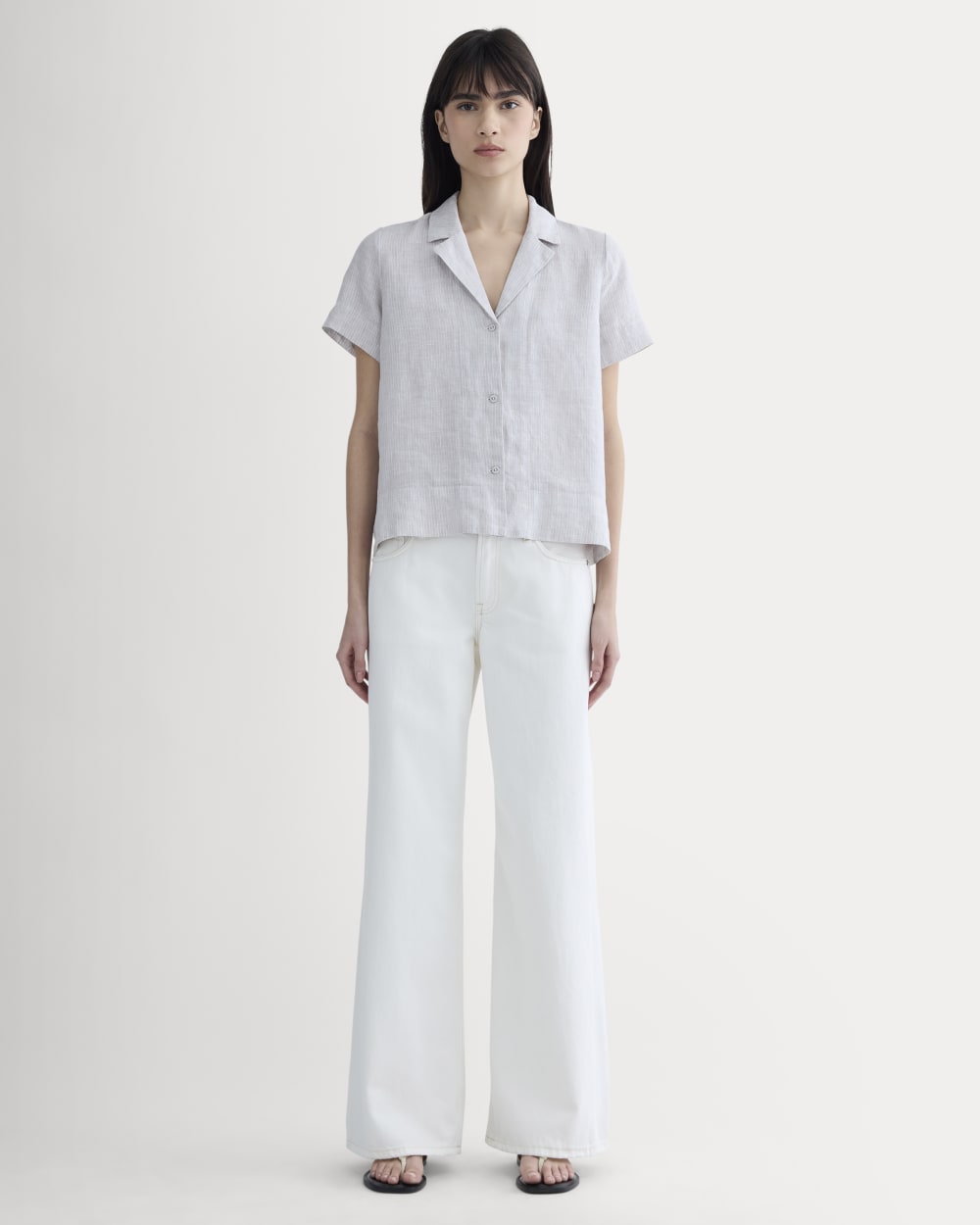 The Notch Shirt in Linen in Stone / White — detail view