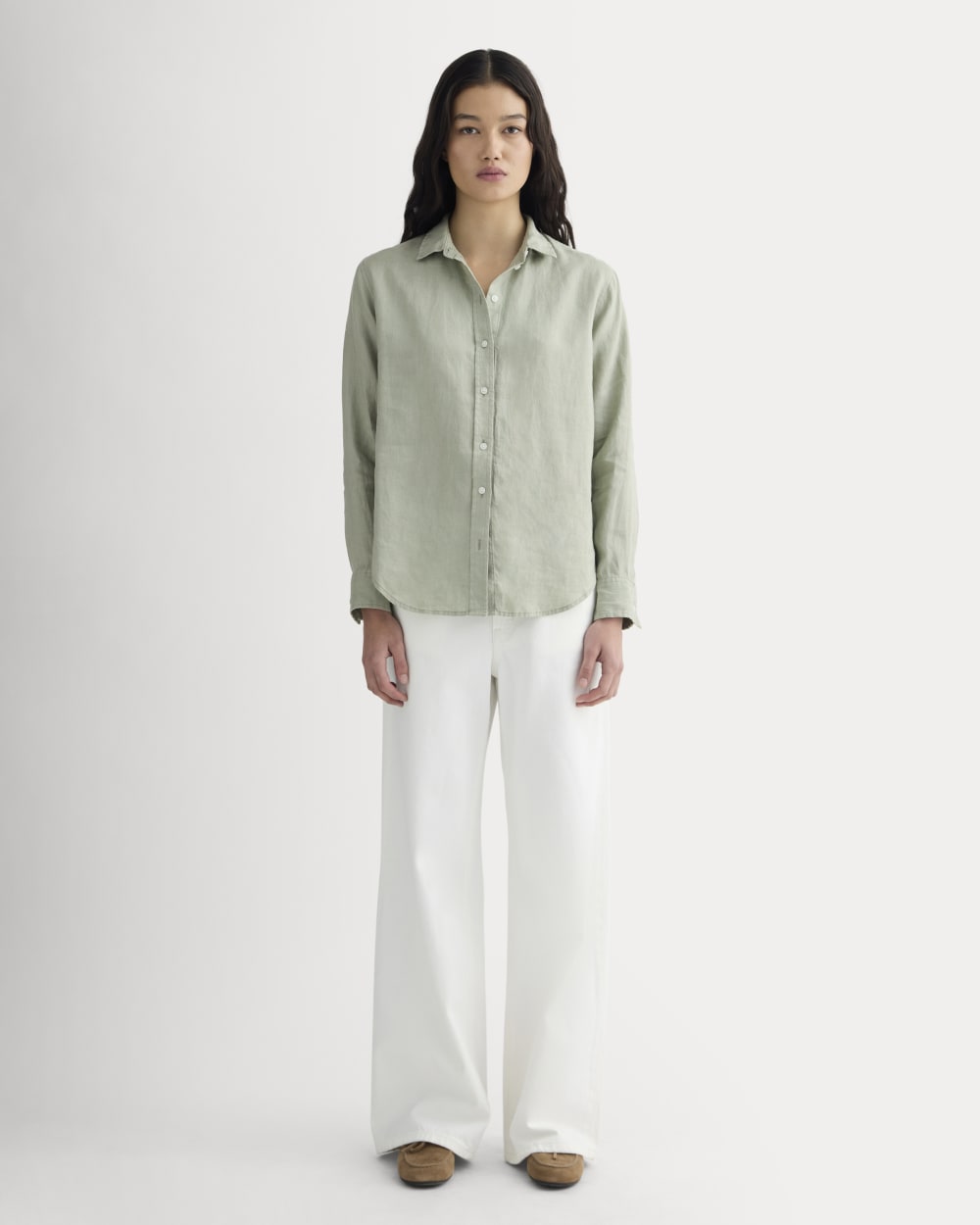 The Must-Have Shirt in Linen in Seagrass — alternate view