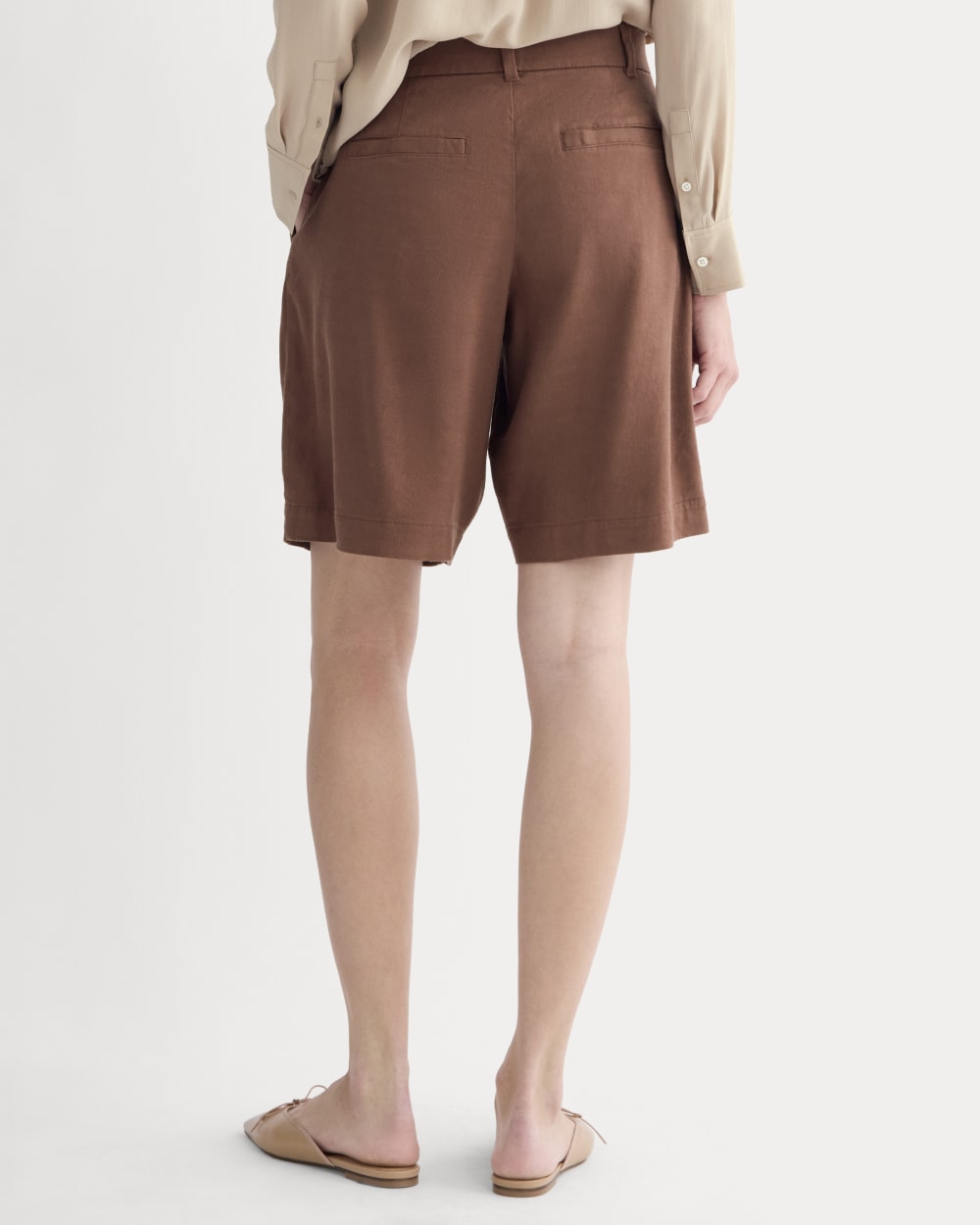 The Pleated Short in Stretch Linen in Cedarwood — detail view