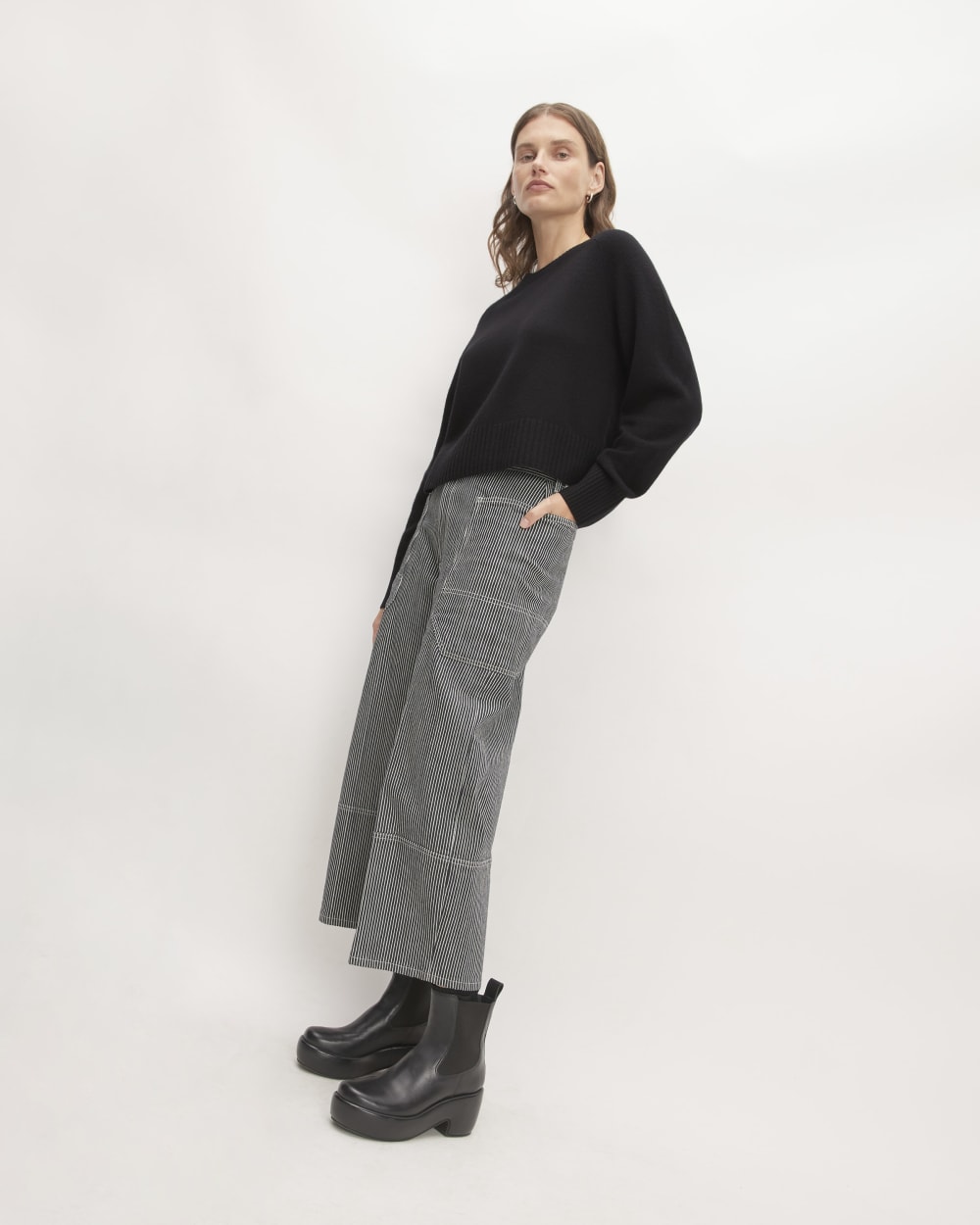 The Boxy Crew in Cashmere in Black — detail view