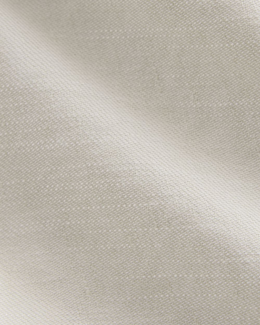 The Pleated Short in Stretch Linen in Natural Chambray — detail view