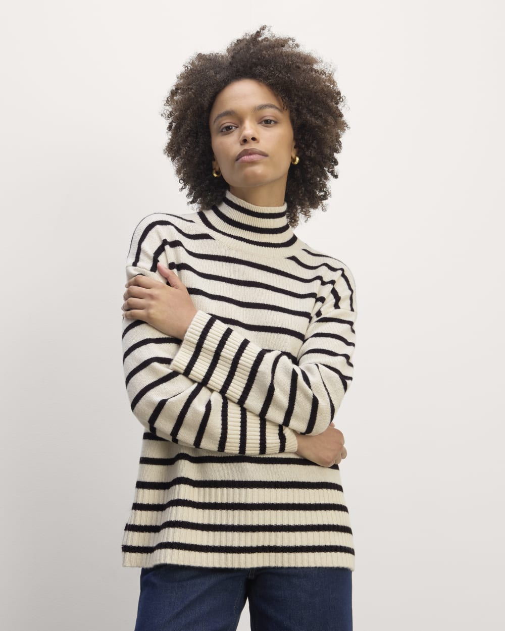 The Boxy Turtleneck in Cashmere in Bone / Black — front view