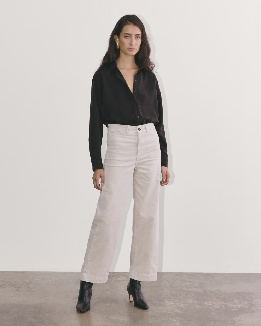 The Must-Have Shirt in Butterlite in Black — detail view