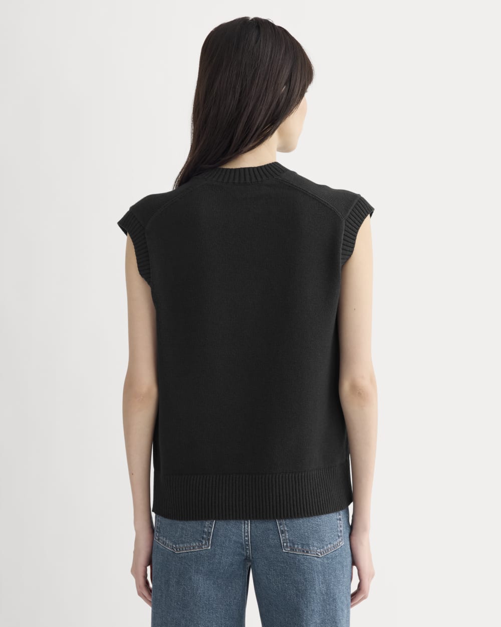 The Boxy Vest in Everyday Cotton in Black — detail view