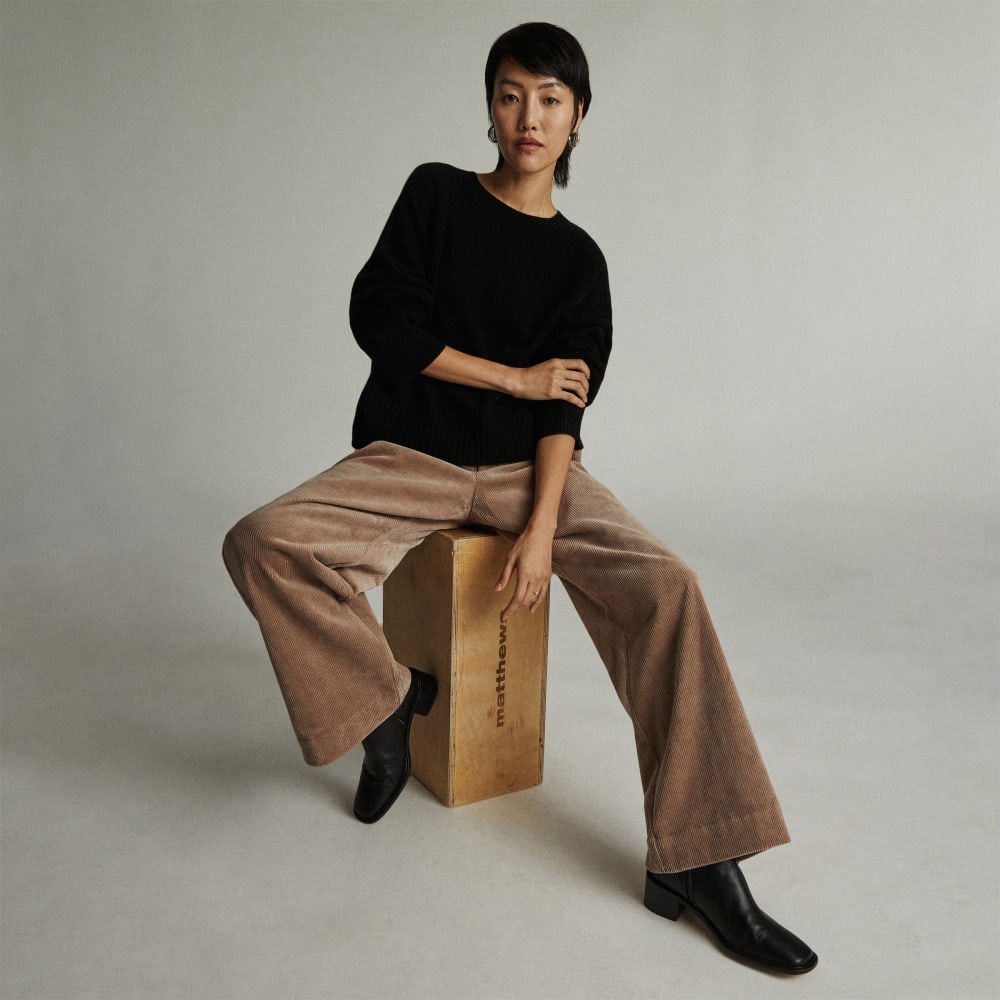 The Cashmere Boxy Crew in Black — detail view