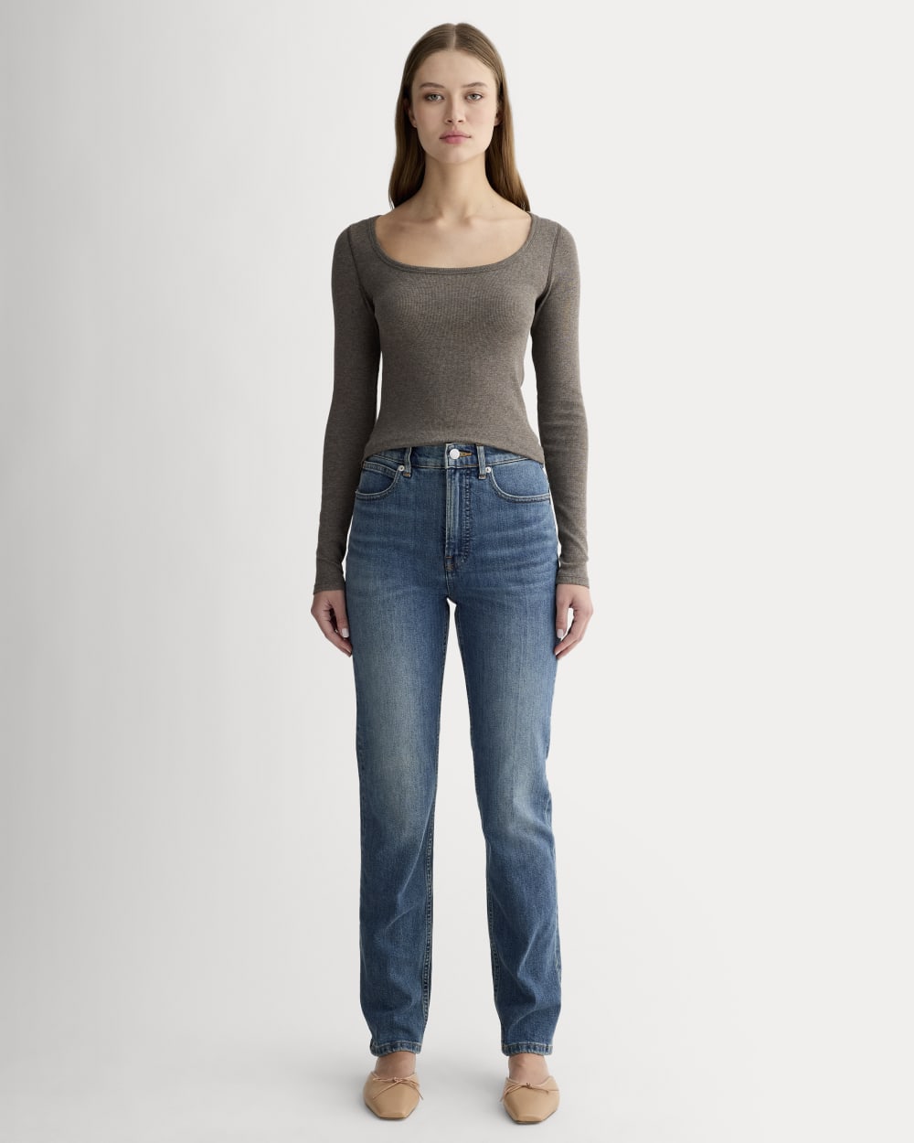 The Luxe Rib Long-Sleeve Scoop-Neck Tee in Heathered Fatigue — detail view