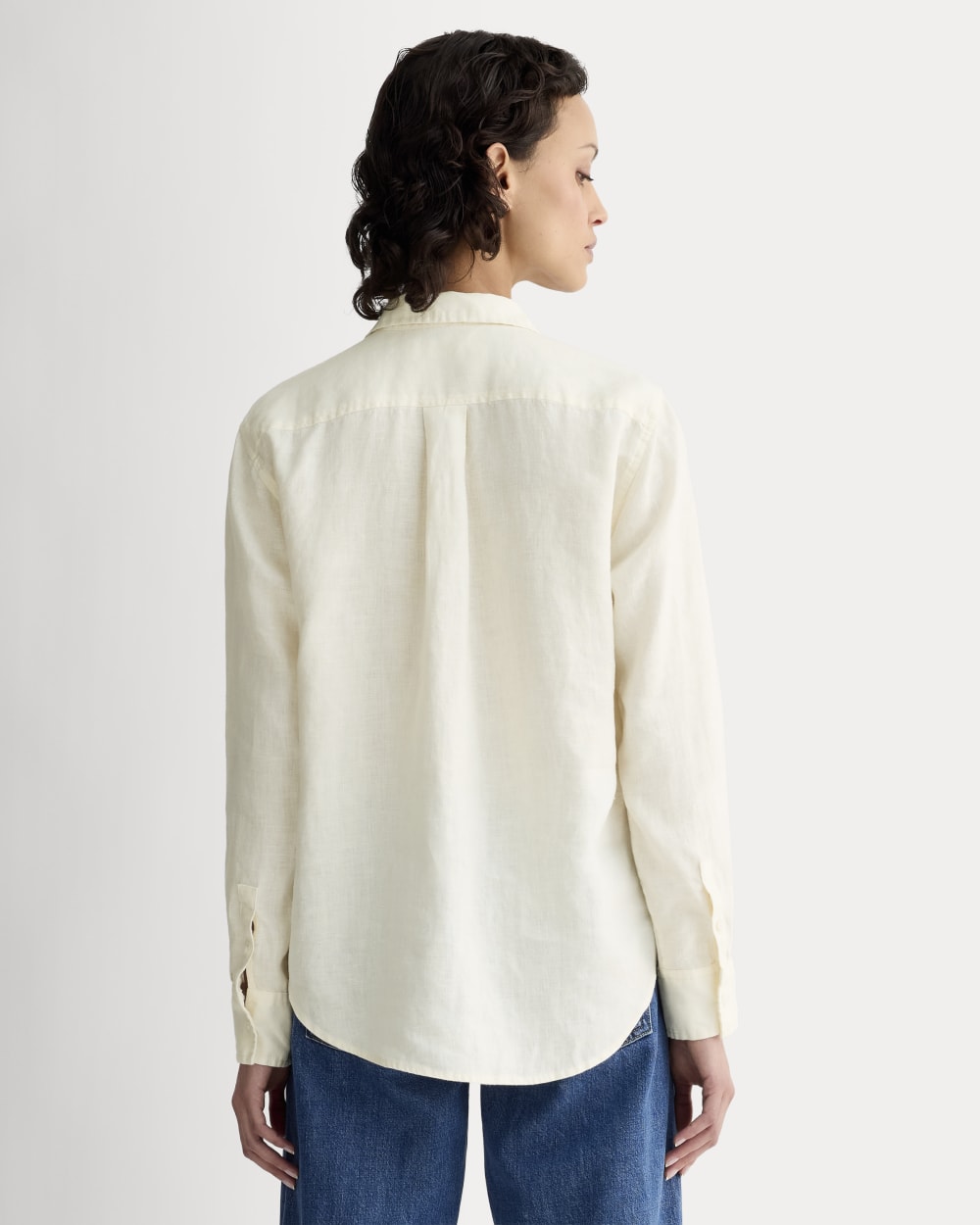 The Must-Have Shirt in Linen in Bone — detail view