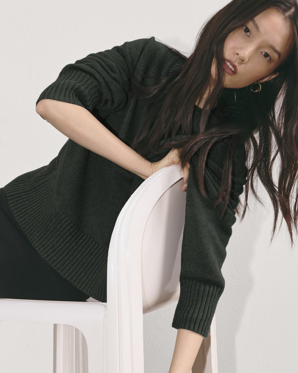The Boxy Sweater in Everyday Cotton in Scarab — detail view