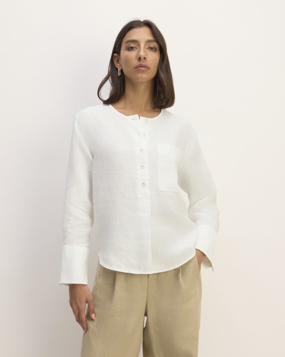 The Popover Shirt in Linen in White — front view