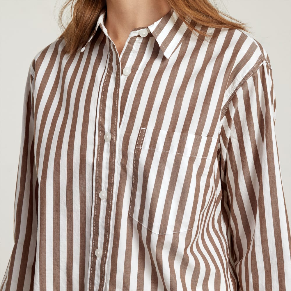 The Way-Short Shirt in Silky Cotton in Espresso / White — detail view