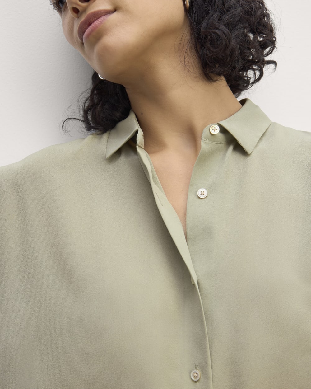 The Boxy Shirt in Washable Silk in Seagrass — detail view