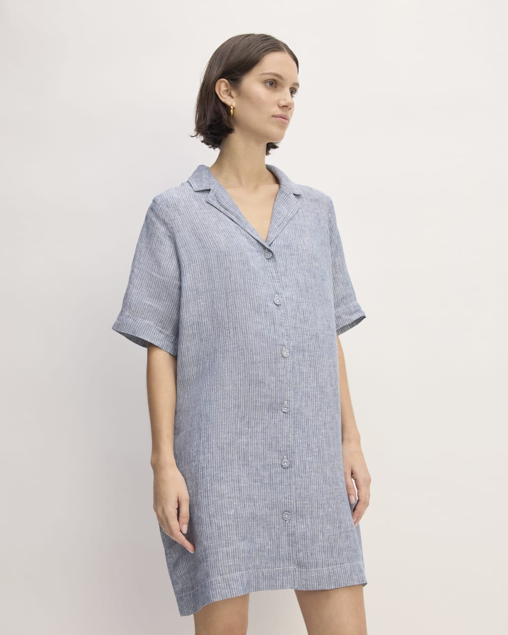 The Shirtdress in Linen in White / Blue — detail view