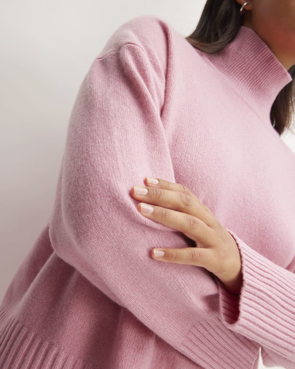 The Cashmere Oversized Turtleneck in Bubblegum — detail view