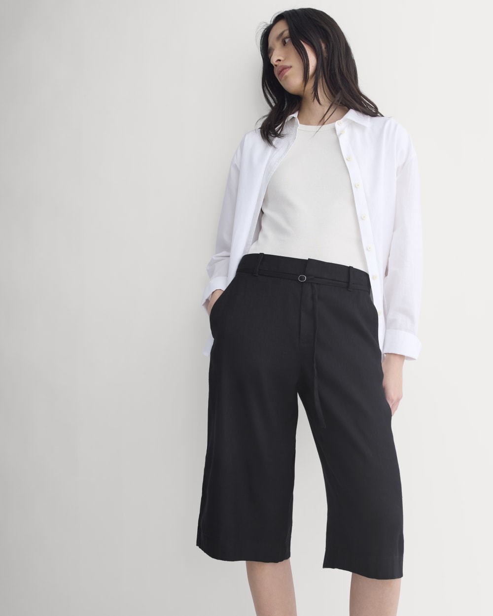 Long Tailored Short in Stretch Linen in Black — detail view
