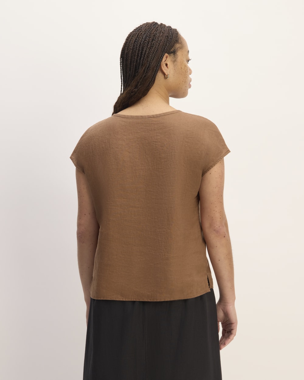 The Muscle Top in Linen in Carob Brown — detail view