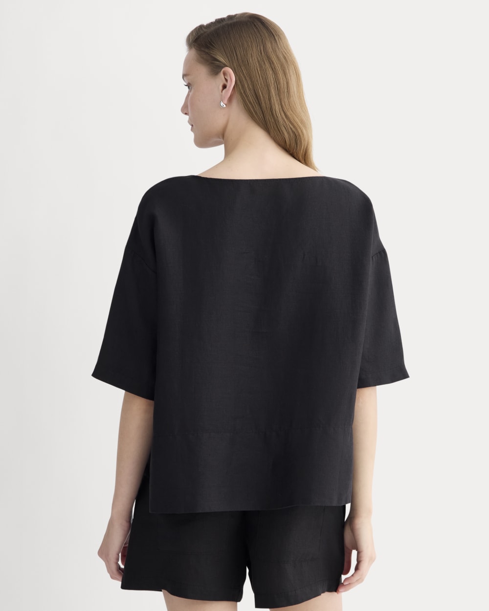 The Boatneck Top in Linen in Black — detail view