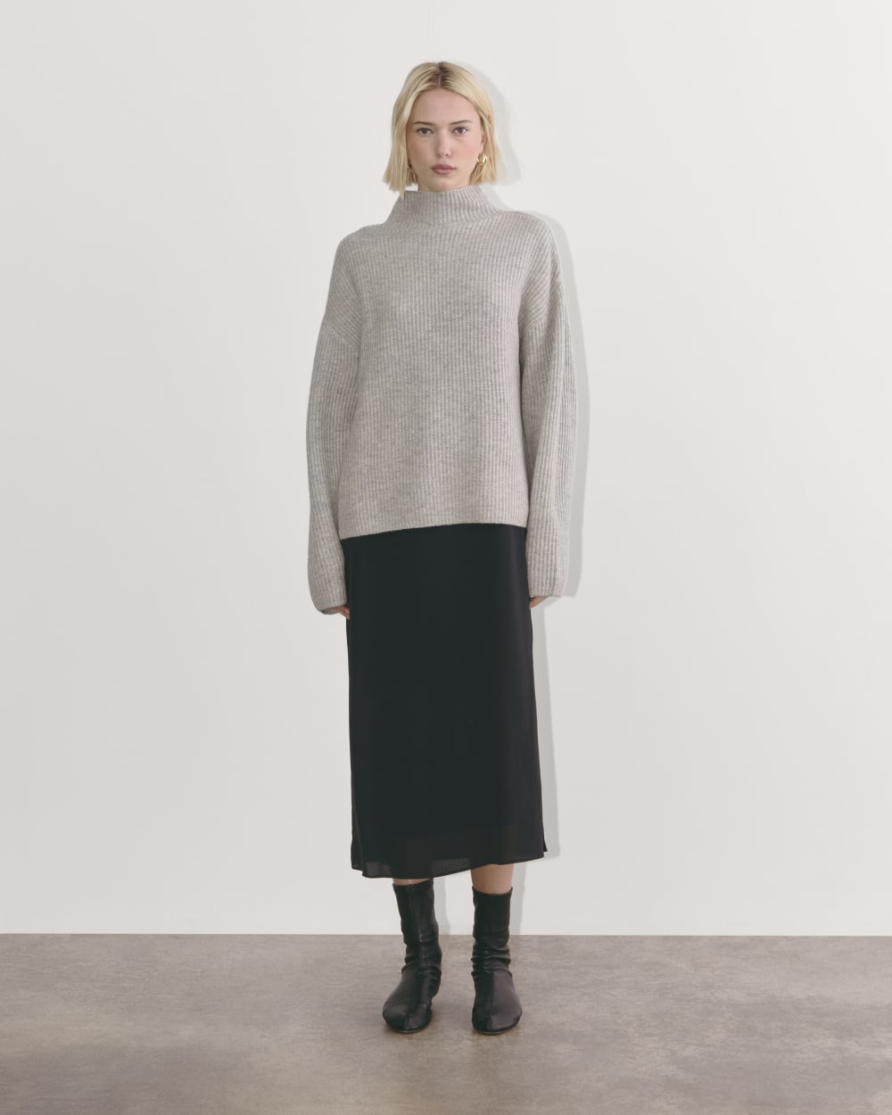 The Fisherman Turtleneck in Wool Cashmere in Light Heather Grey — detail view