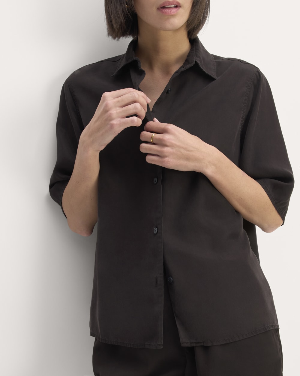 The Short-Sleeve Shirt in Butterlite in Black — detail view