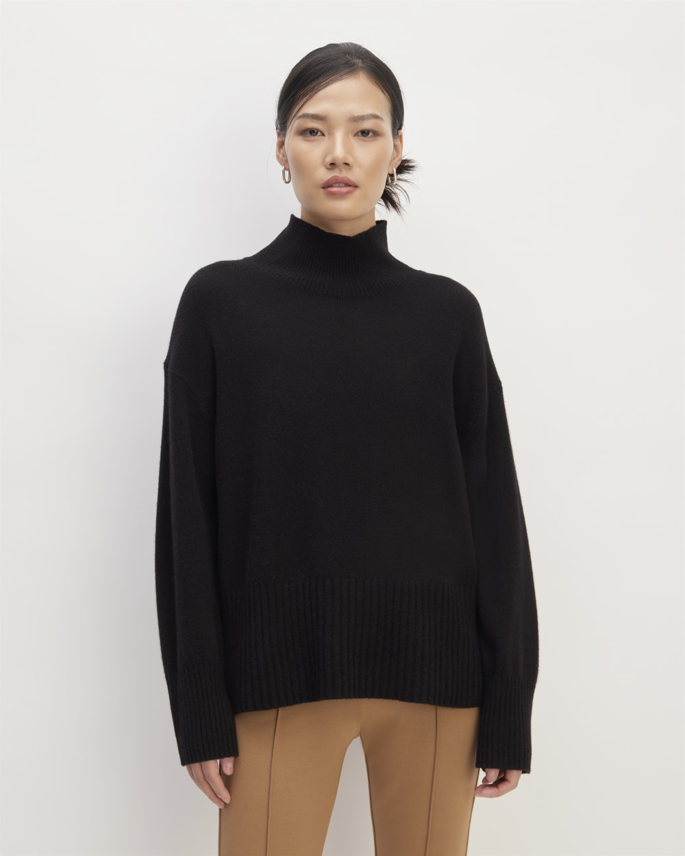 The Cashmere Oversized Turtleneck in Black — front view