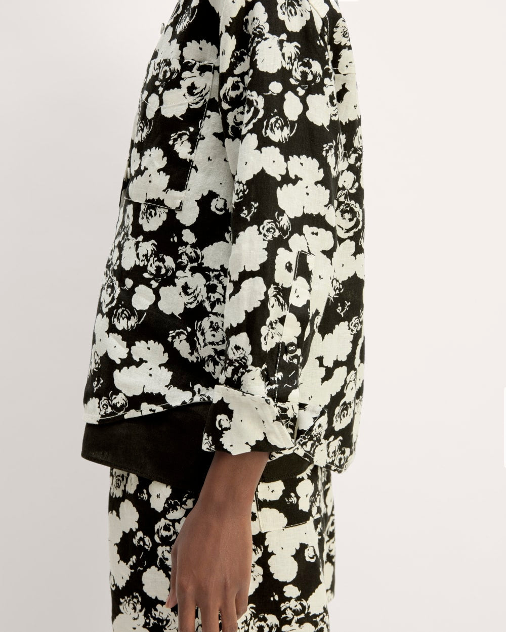 The Popover Shirt in Linen in Black / Bone Floral — detail view