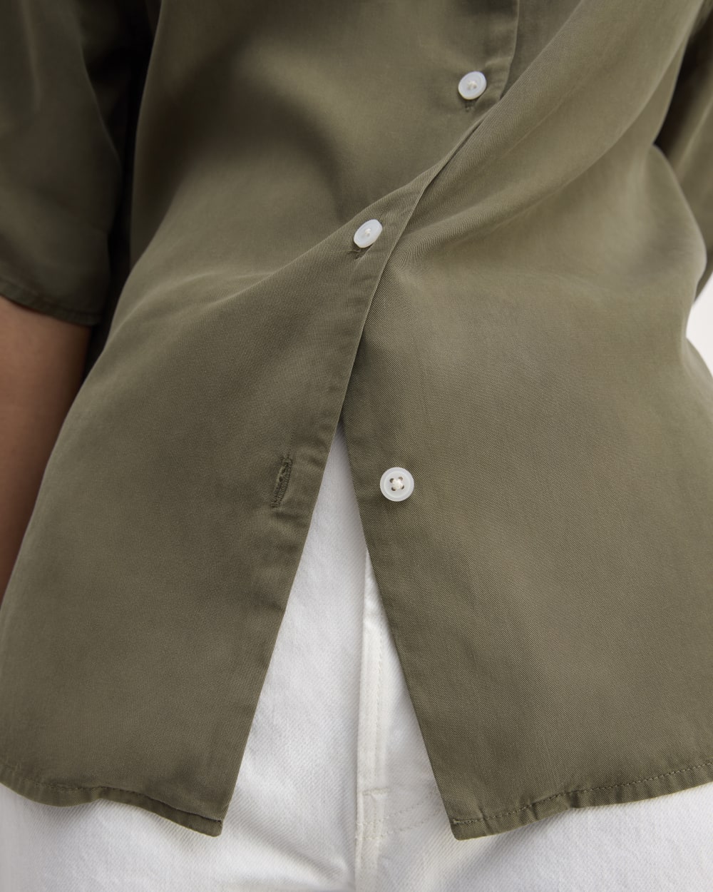 The Short-Sleeve Shirt in Butterlite in Kalamata — detail view