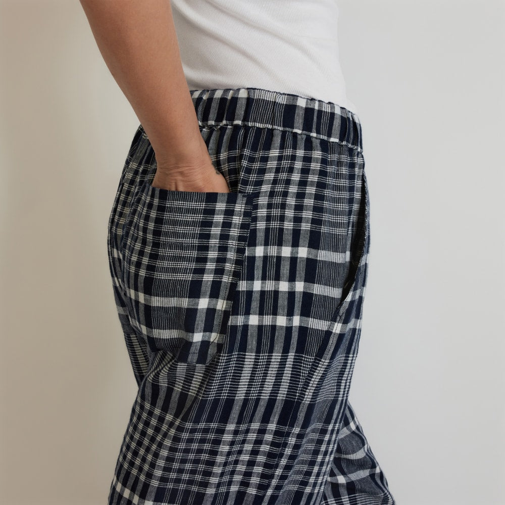 The Linen Pull-On Barrel Pant in Canvas Tan / Navy — detail view