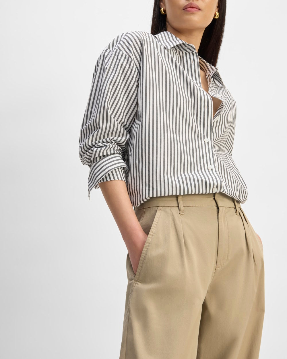 The Pleated Wide-Leg Chino in Trench Coat Khaki — detail view