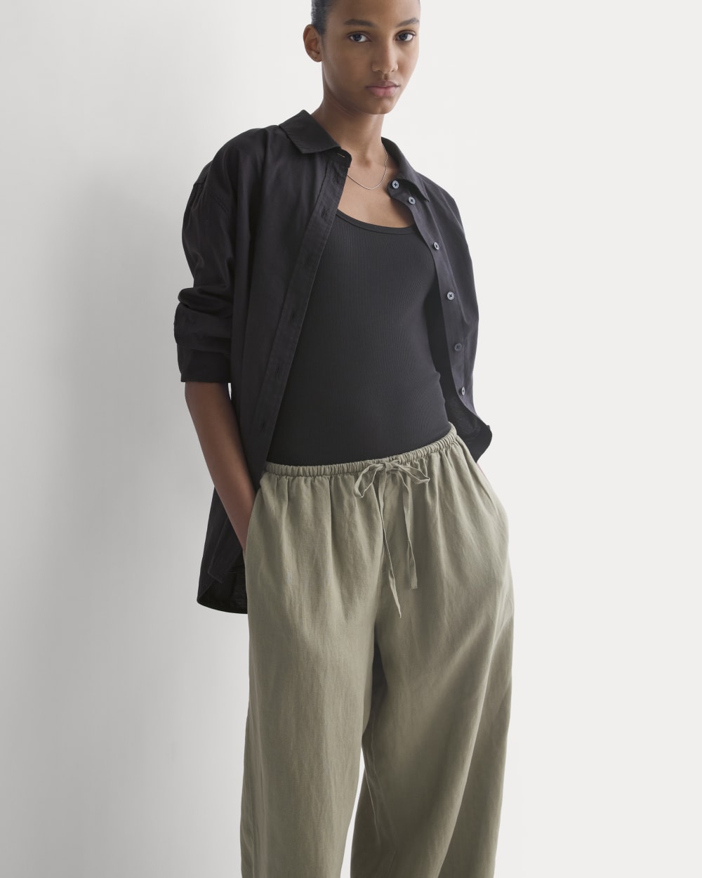 The Drawstring Pant in Linen in Overland — detail view