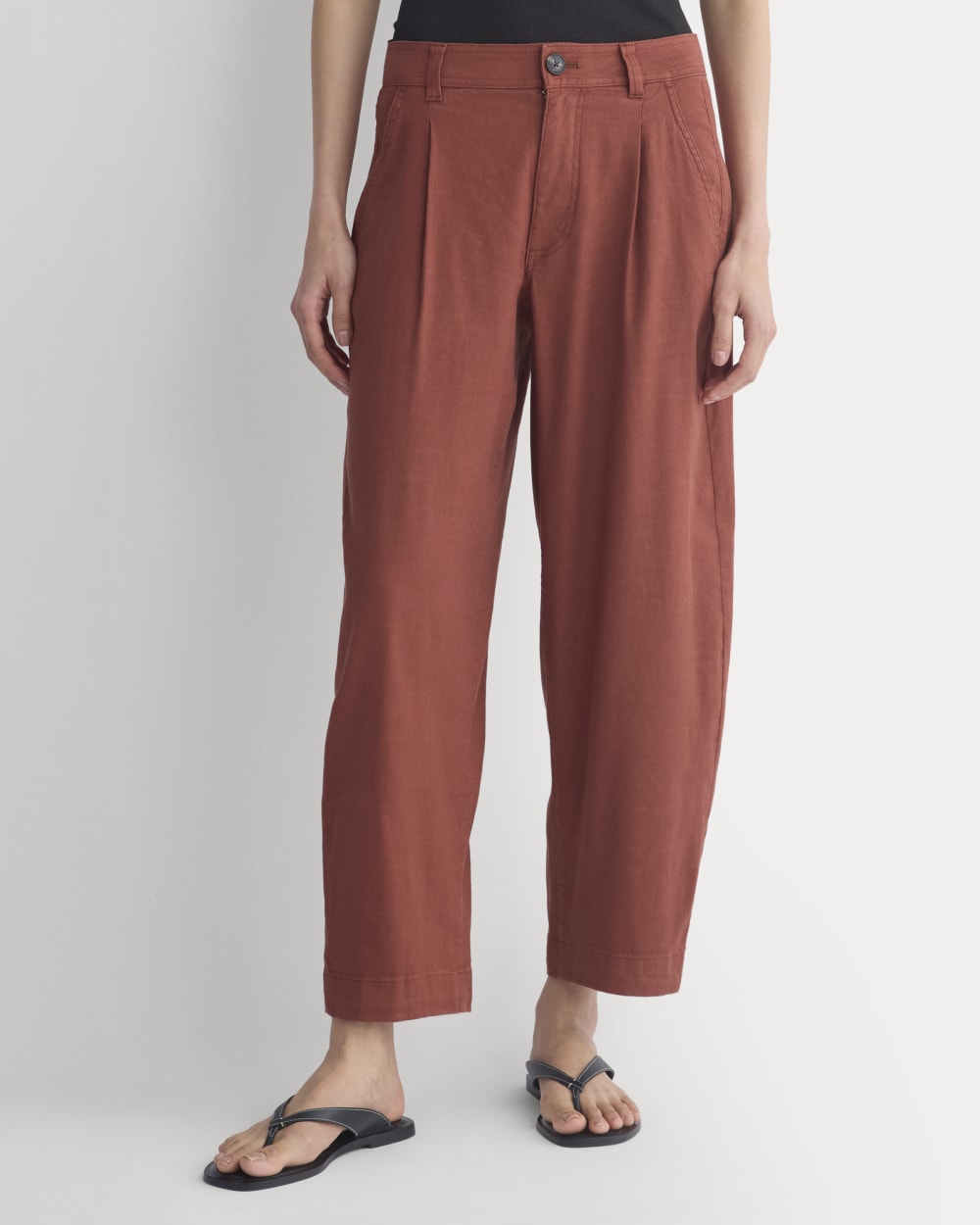 The Everywhere Pant in Stretch Linen in Henna Red — detail view