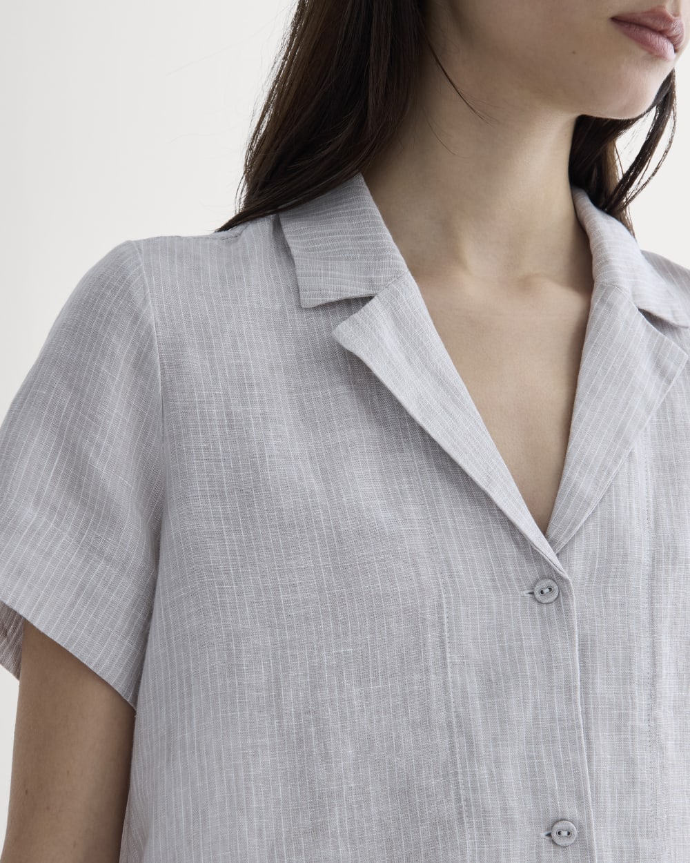 The Notch Shirt in Linen in Stone / White — detail view