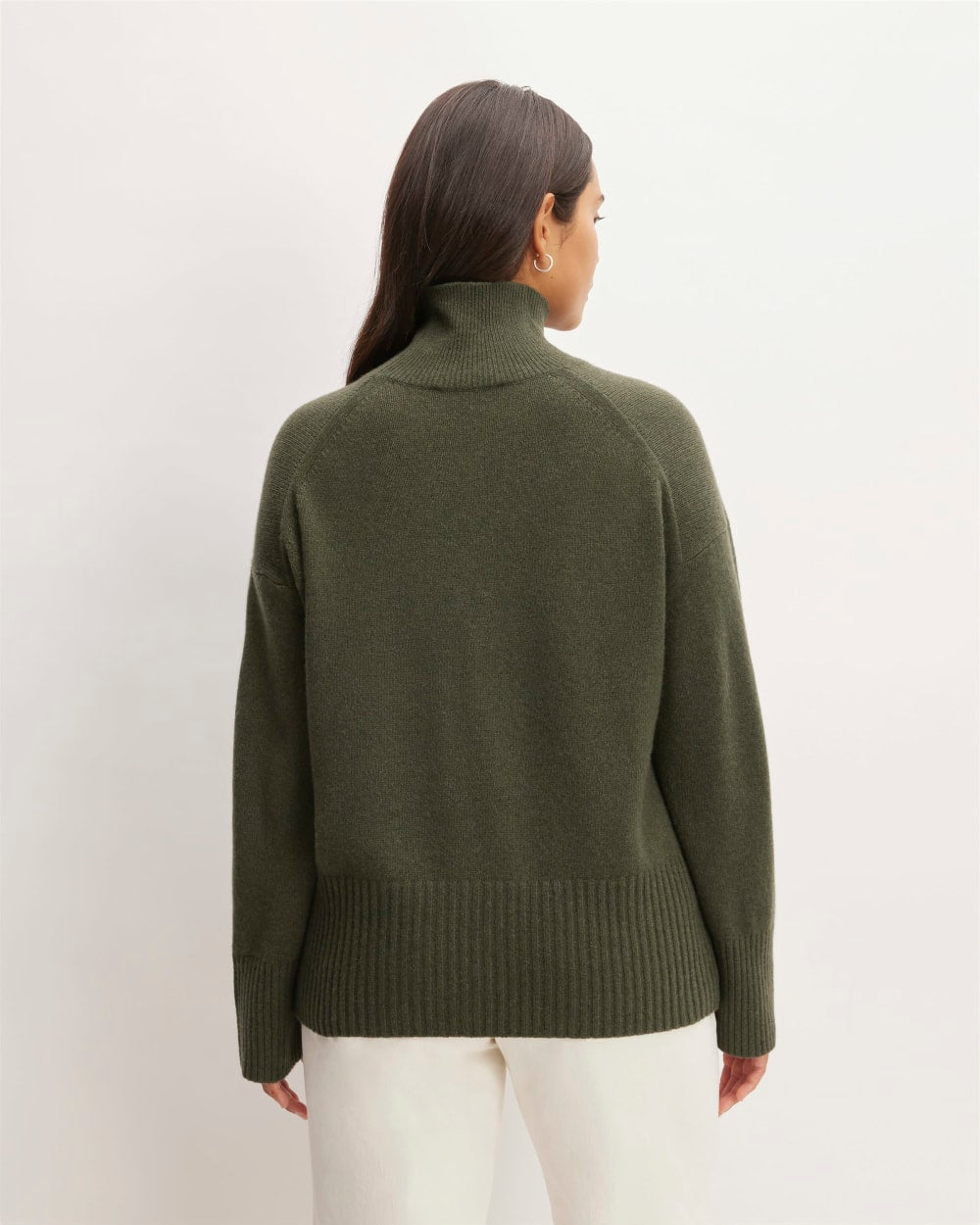 The Cashmere Oversized Turtleneck in Kambaba — detail view