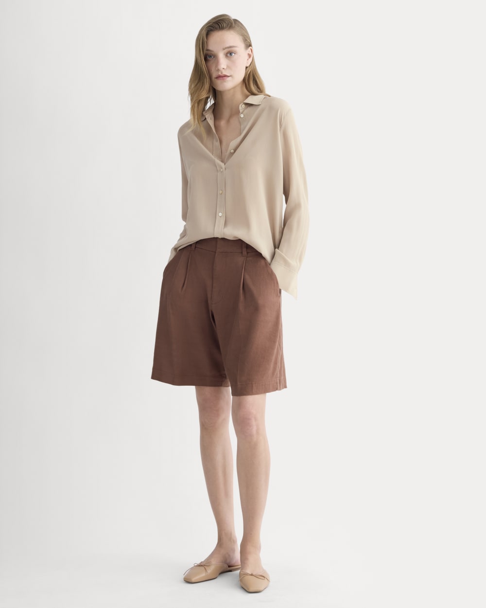 The Pleated Short in Stretch Linen in Cedarwood — front view