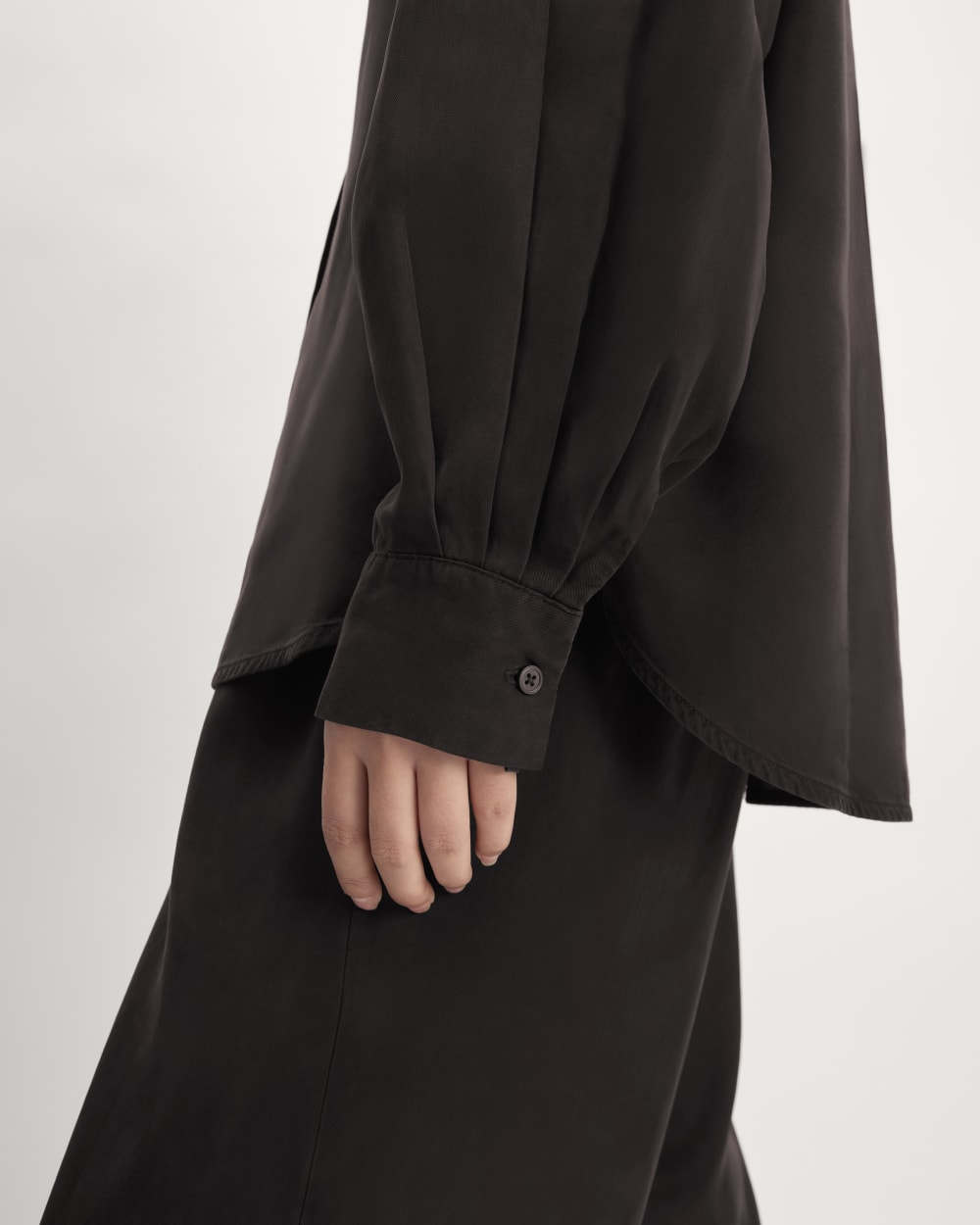 The Oversized Shirt in Butterlite in Black — detail view