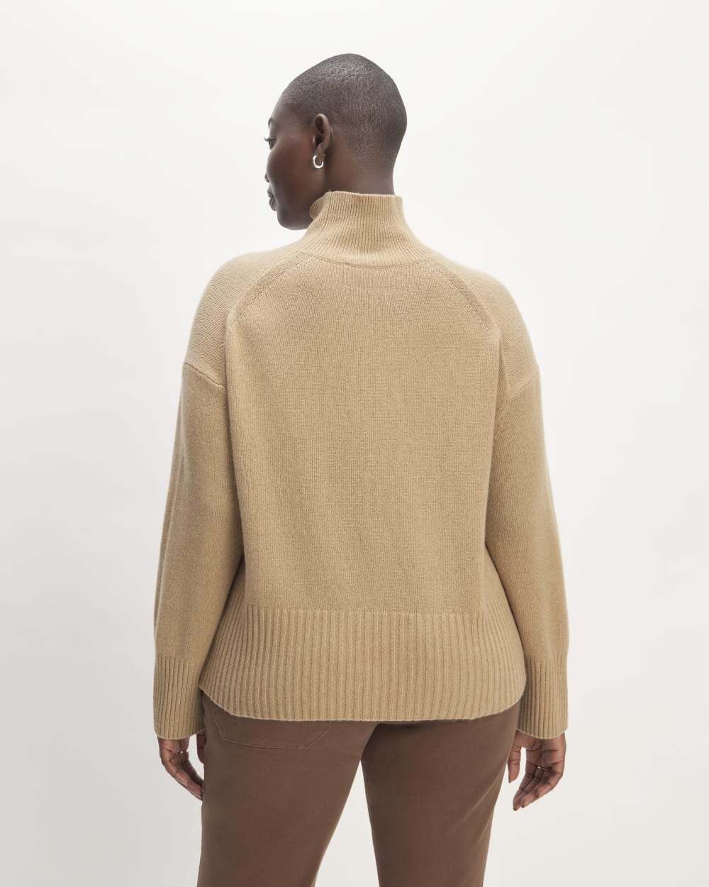 The Cashmere Oversized Turtleneck in Light Camel — detail view