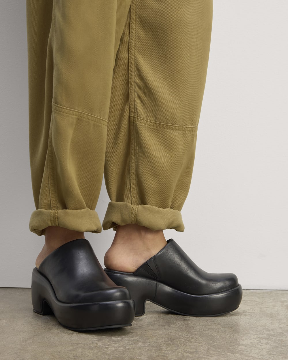The Chino in Buttersoft in Fennel Seed — detail view