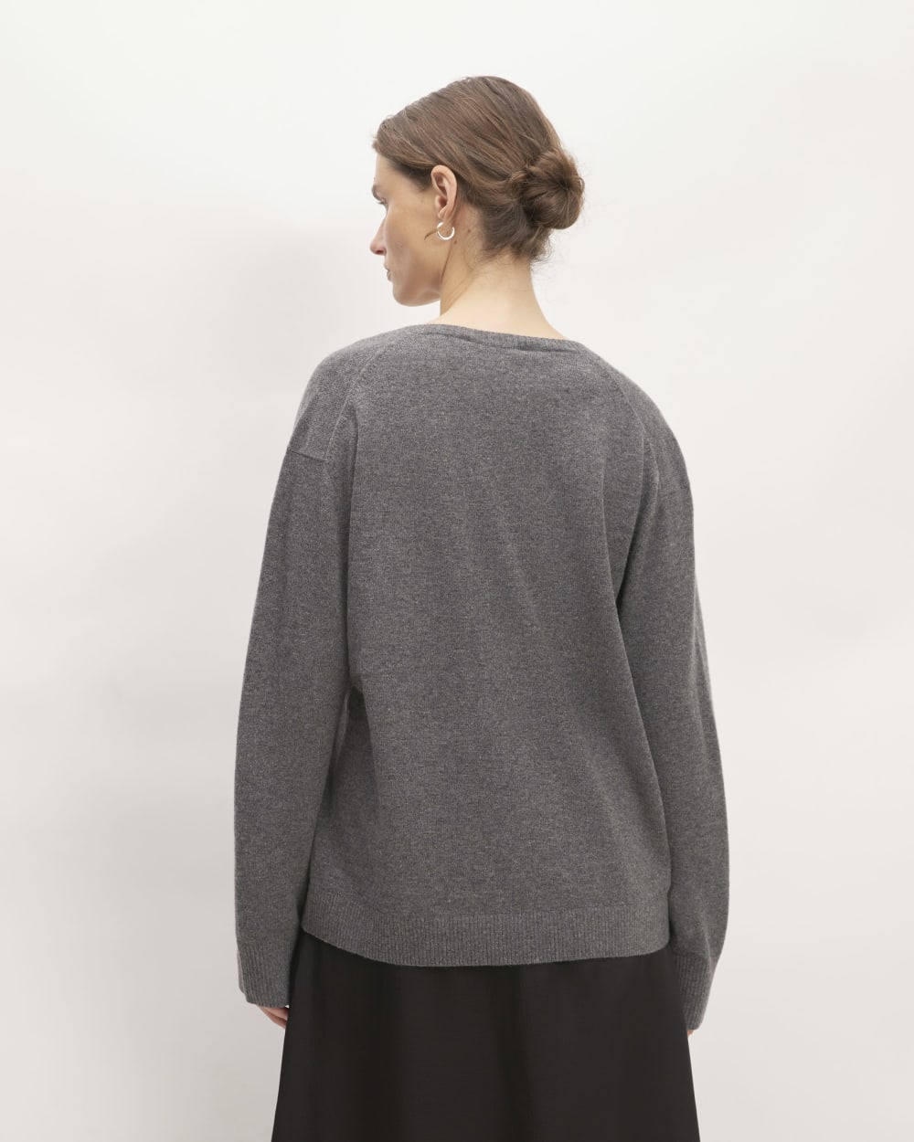 The Classic V in Cashmere in Heather Charcoal — detail view