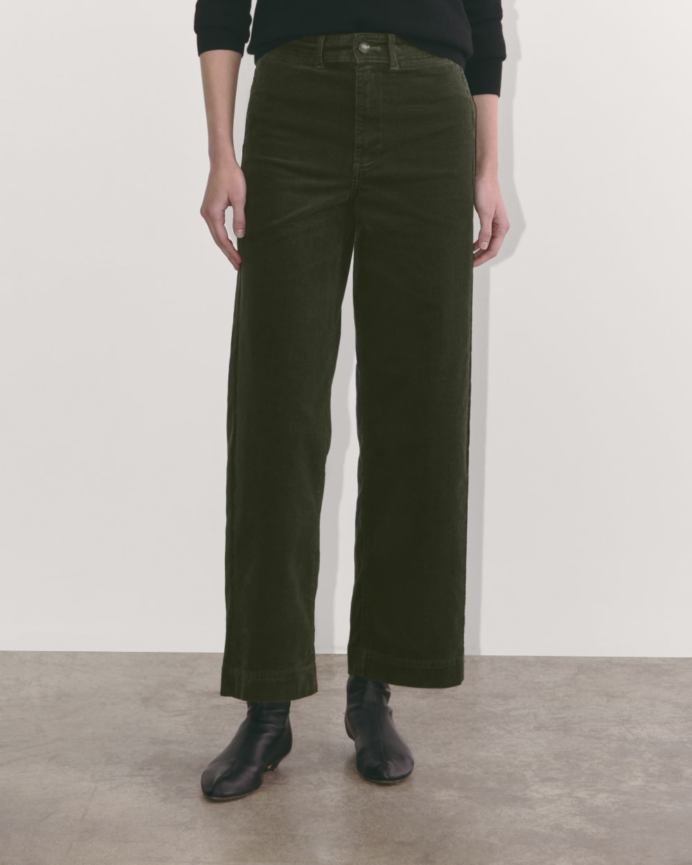 The Sailor Pant in Corduroy in Dark Forest — detail view