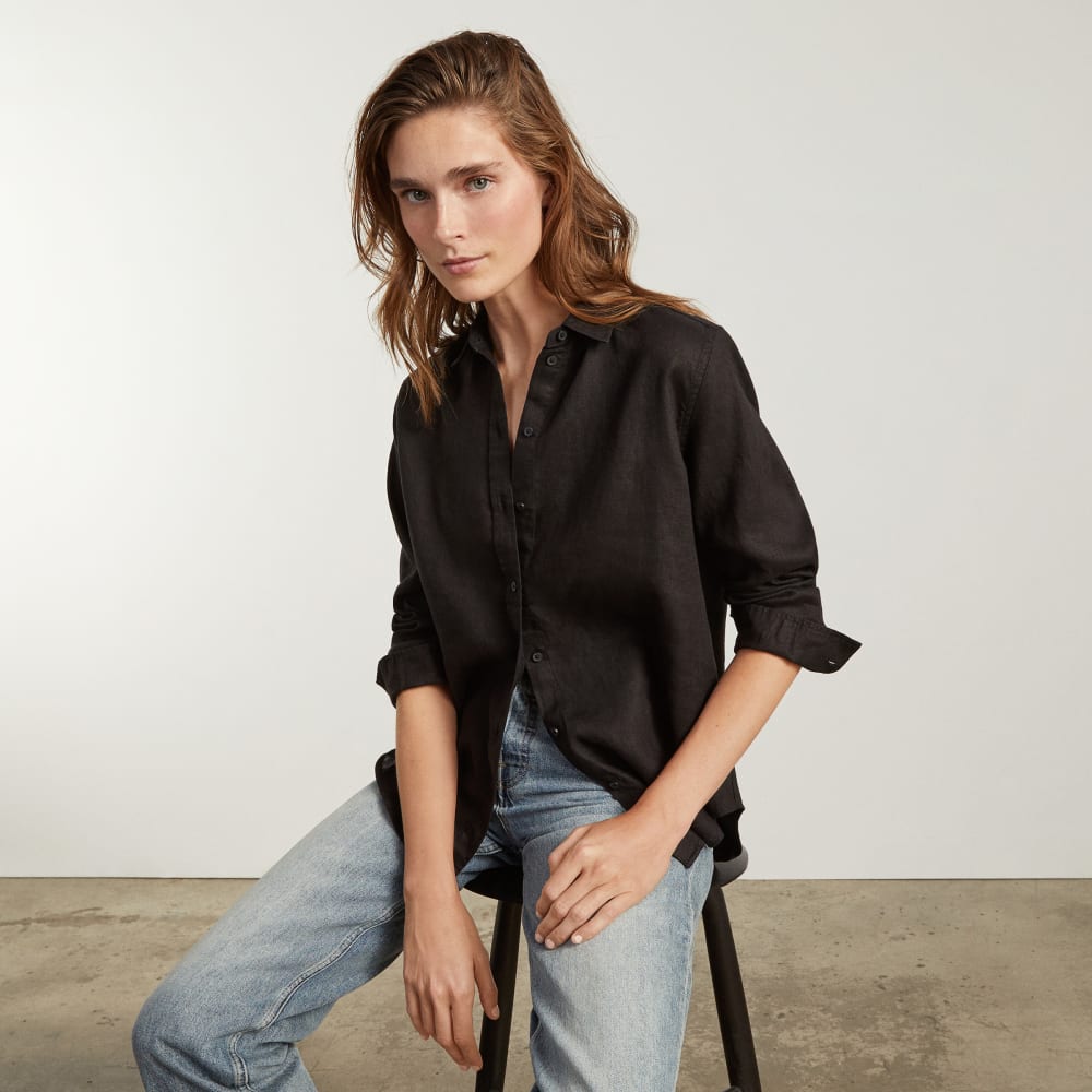 The Must-Have Shirt in Linen in Black — detail view