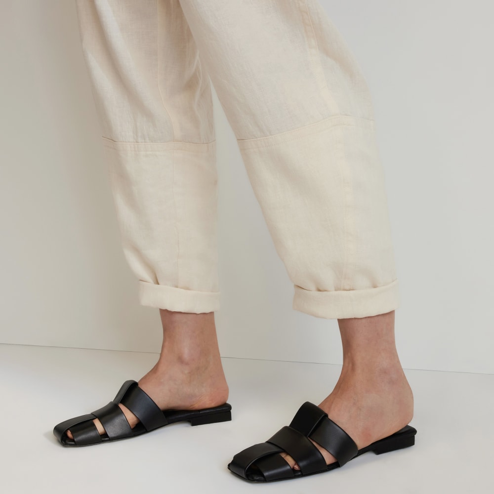 The Linen Pull-On Barrel Pant in Canvas — detail view