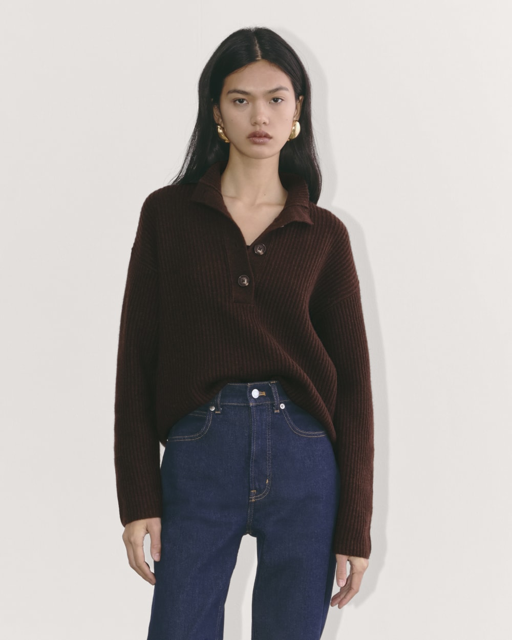 The Cocoon Henley in Wool Cashmere in Americano — front view