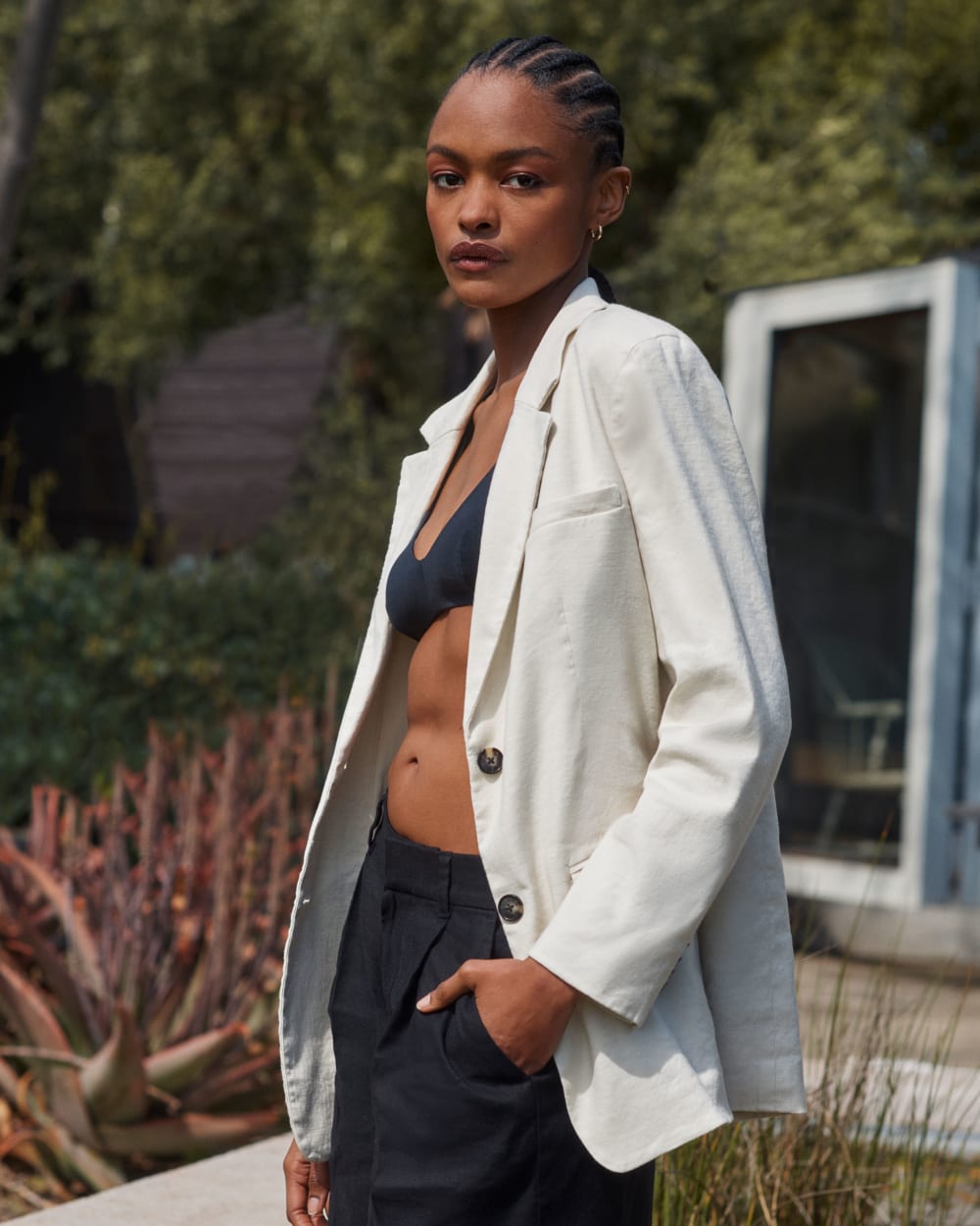 The Pleated Short in Stretch Linen in Black — detail view