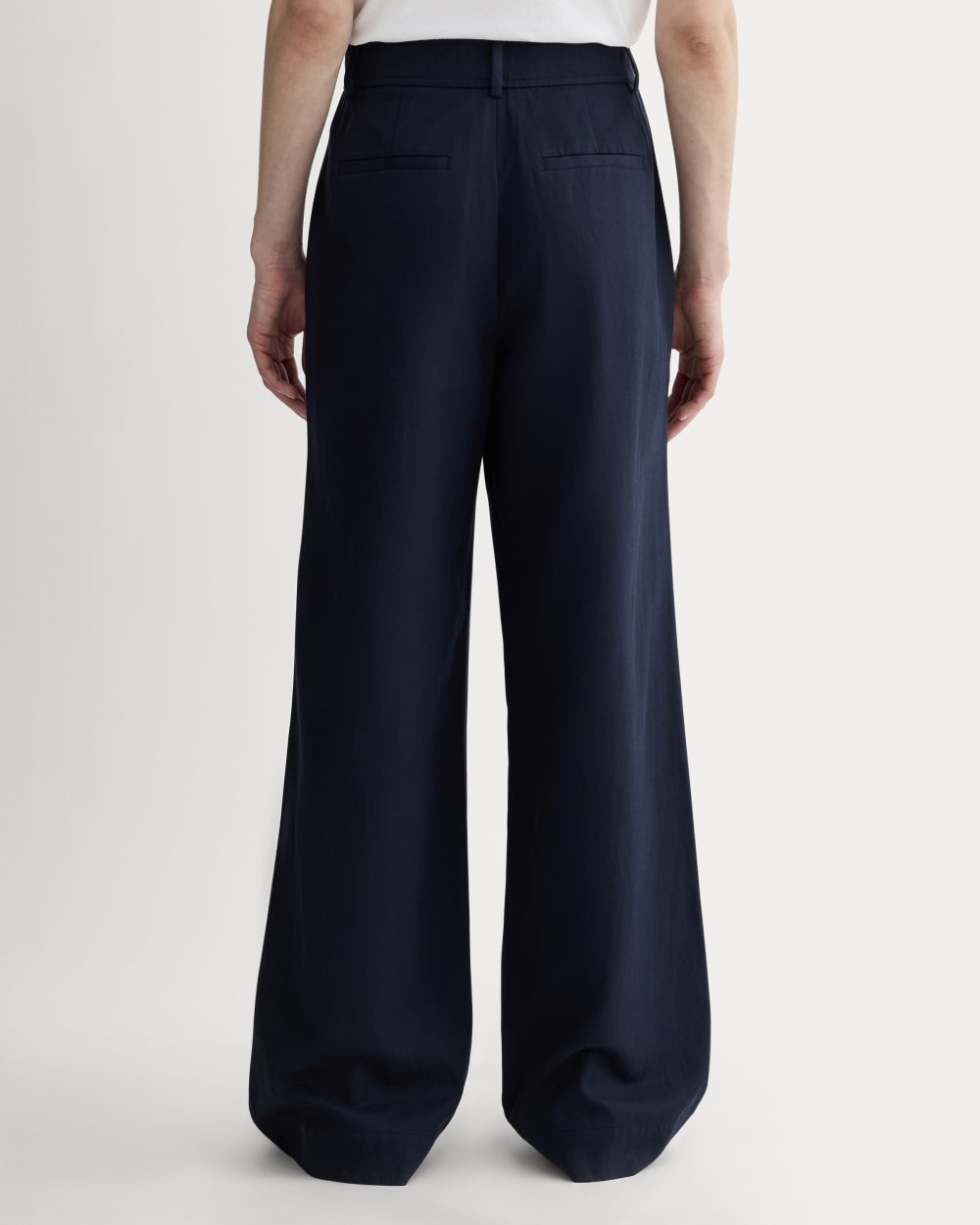 The Draper Pleated Pant in Buttersmooth in Navy — detail view