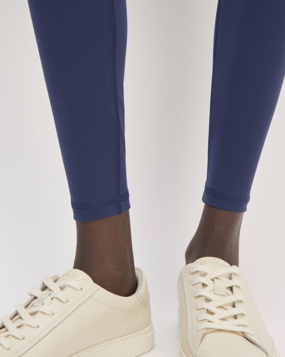 The Perform 24/7 Legging in Ocean Blue — detail view