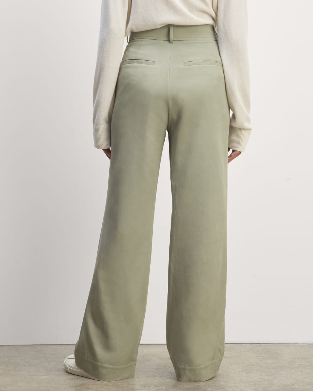 The Draper Pleated Pant in Buttersmooth in Seagrass — detail view