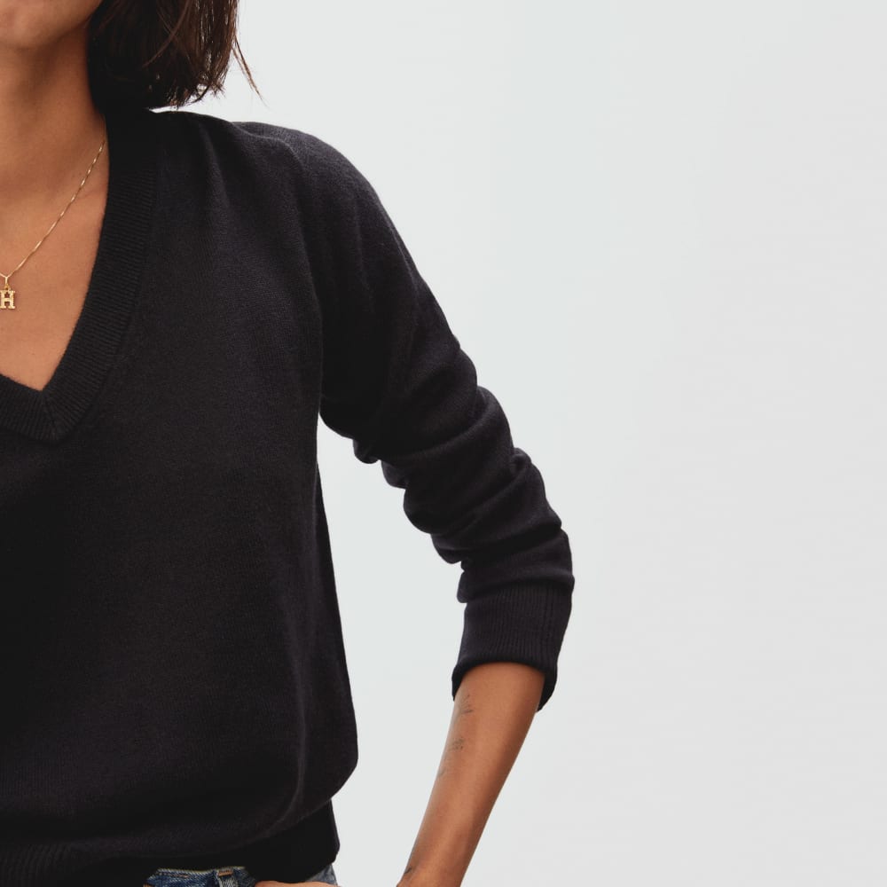 The Cashmere V-Neck in Black — detail view