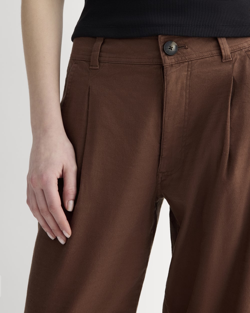 The Everywhere Pant in Stretch Linen in Cedarwood — detail view