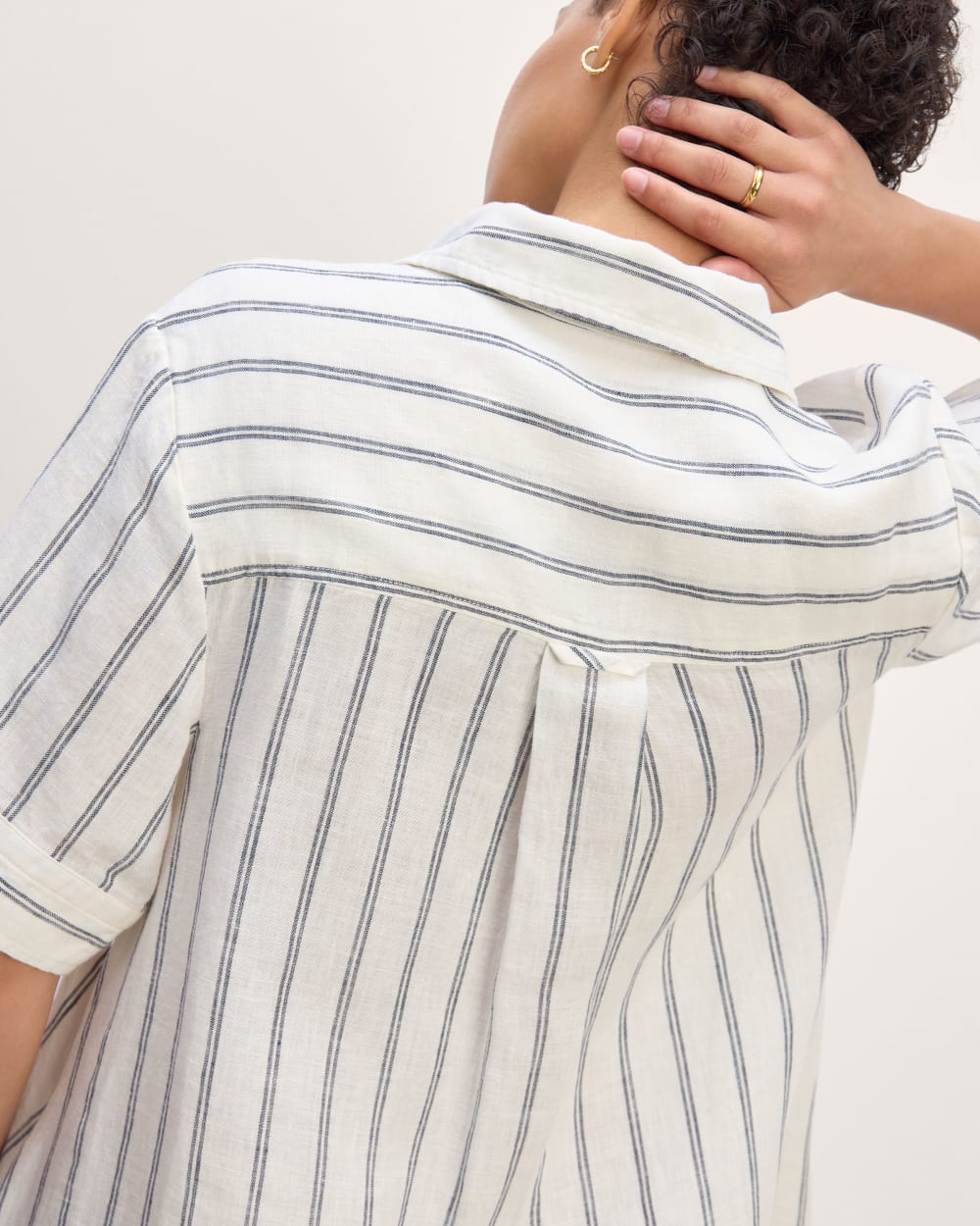 The Daytripper Dress in Linen in Bone/Navy — detail view