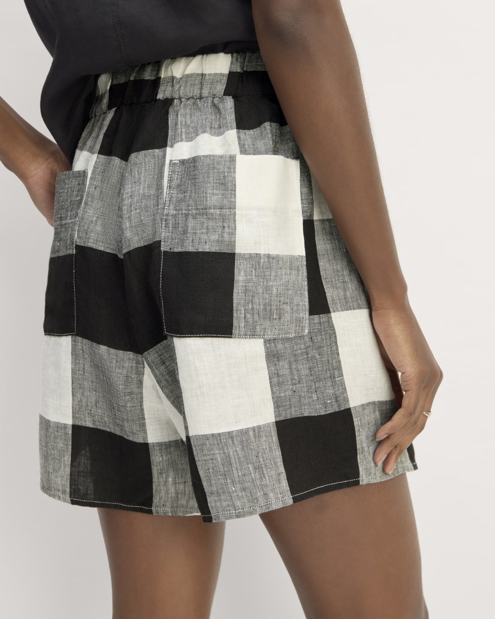 The Linen Easy Short in Bone / Black Check — detail view