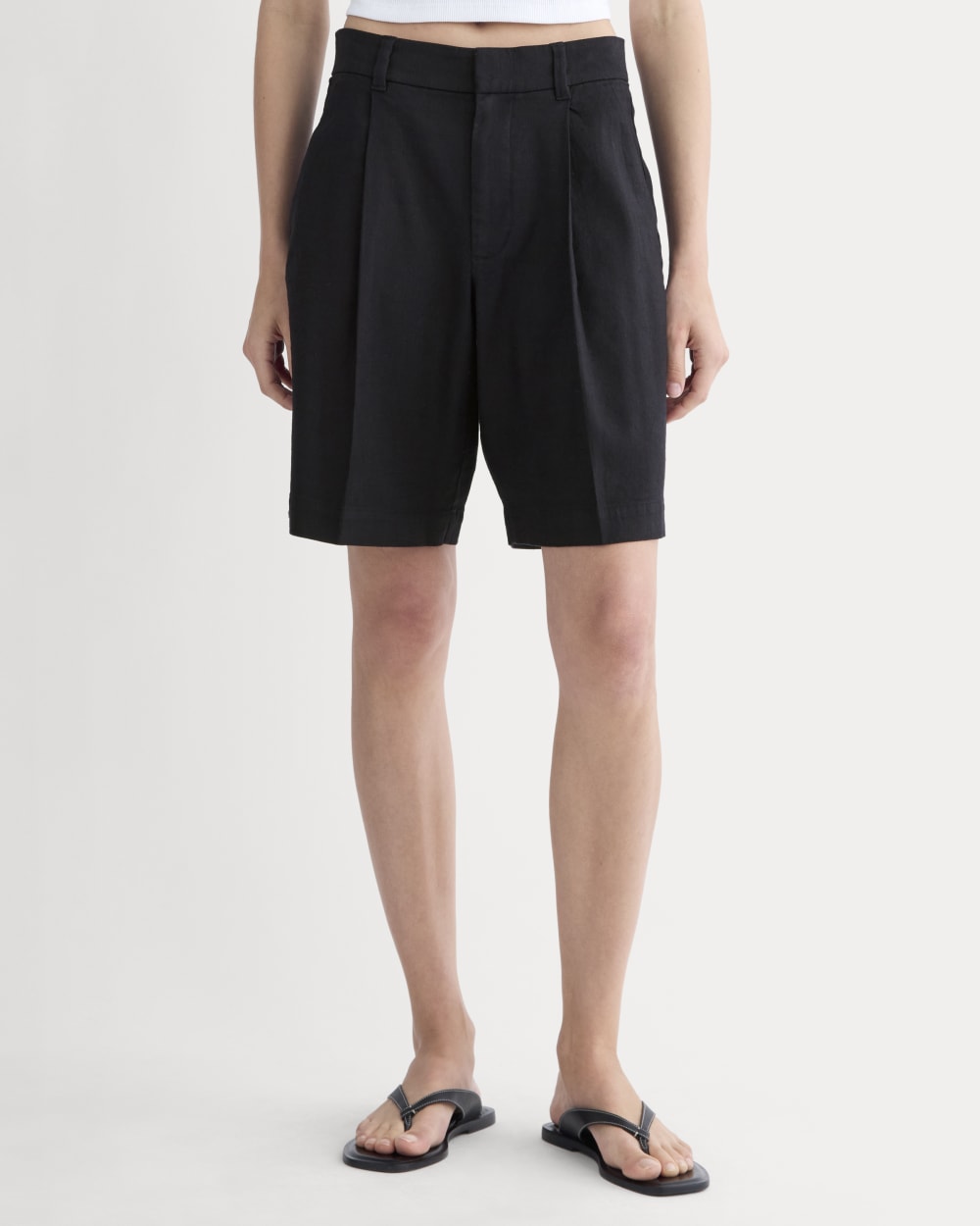 The Pleated Short in Stretch Linen in Black — detail view