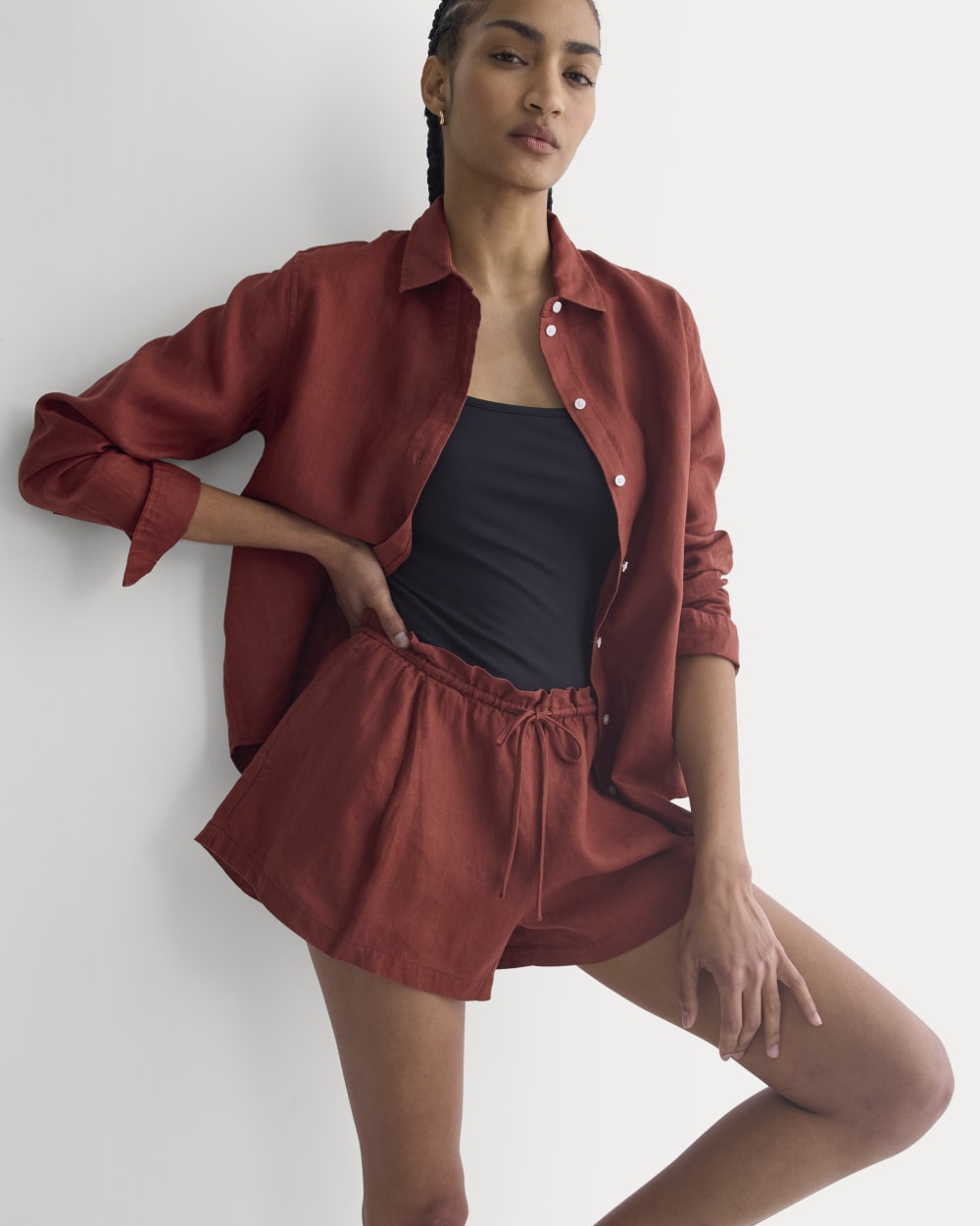 Flowy Short in Linen in Henna Red — detail view